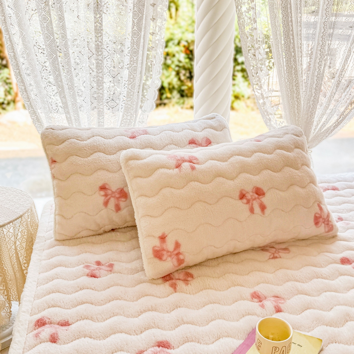 91家纺网 家纺一手货源 找家纺 LIFE.丽芙 2025秋冬新款A类北极绒保暖加厚夹棉枕套 蝶梦-粉