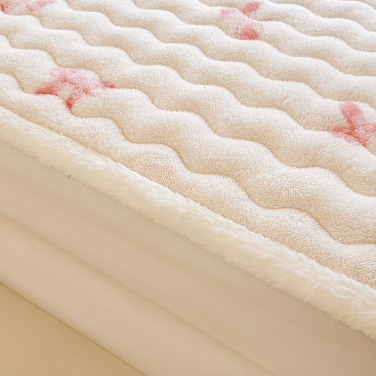 91家纺网 家纺一手货源 找家纺 LIFE.丽芙 2025秋冬新款A类北极绒保暖加厚夹棉枕套 蝶梦-粉