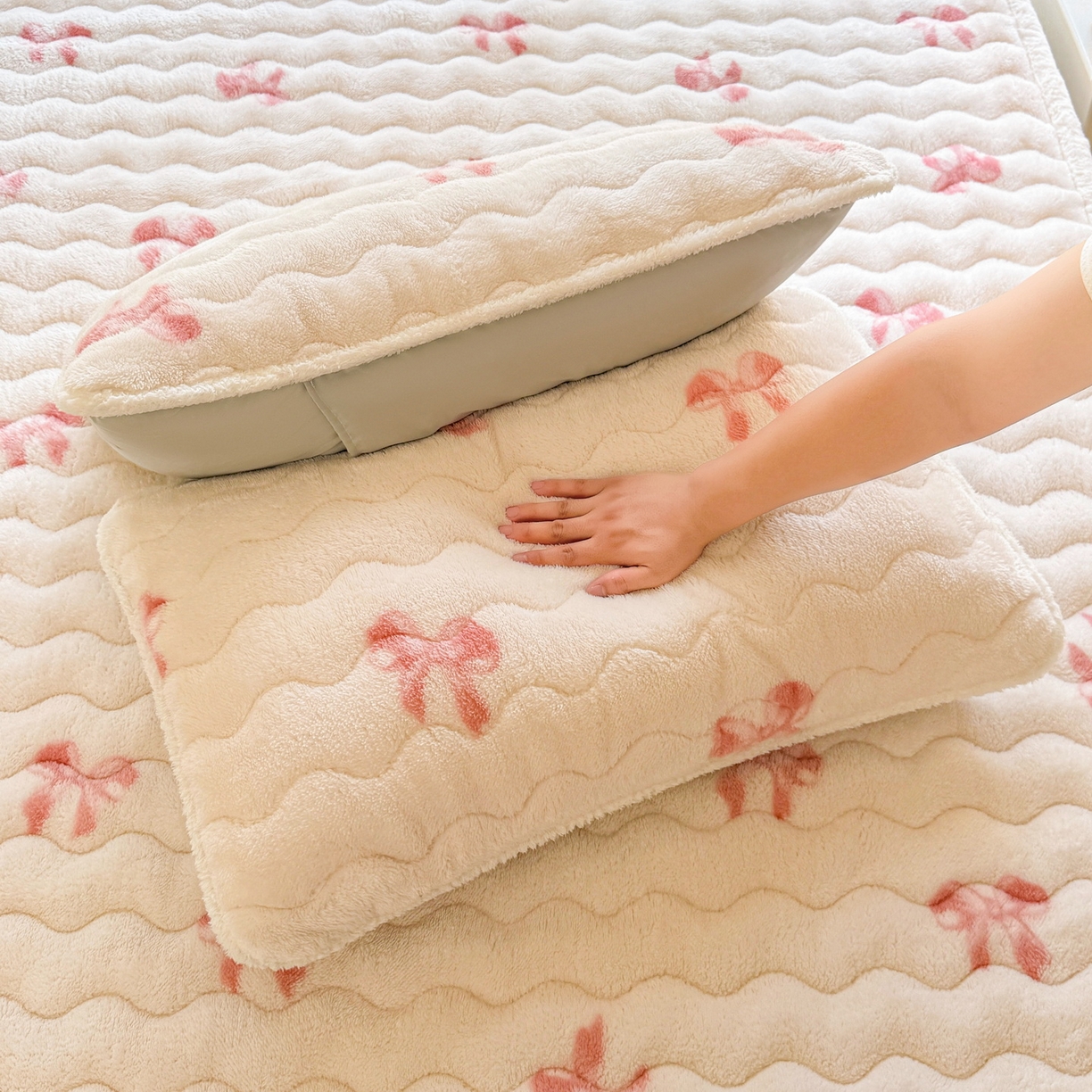 91家纺网 家纺一手货源 找家纺 LIFE.丽芙 2025秋冬新款A类北极绒保暖加厚夹棉枕套 蝶梦-粉