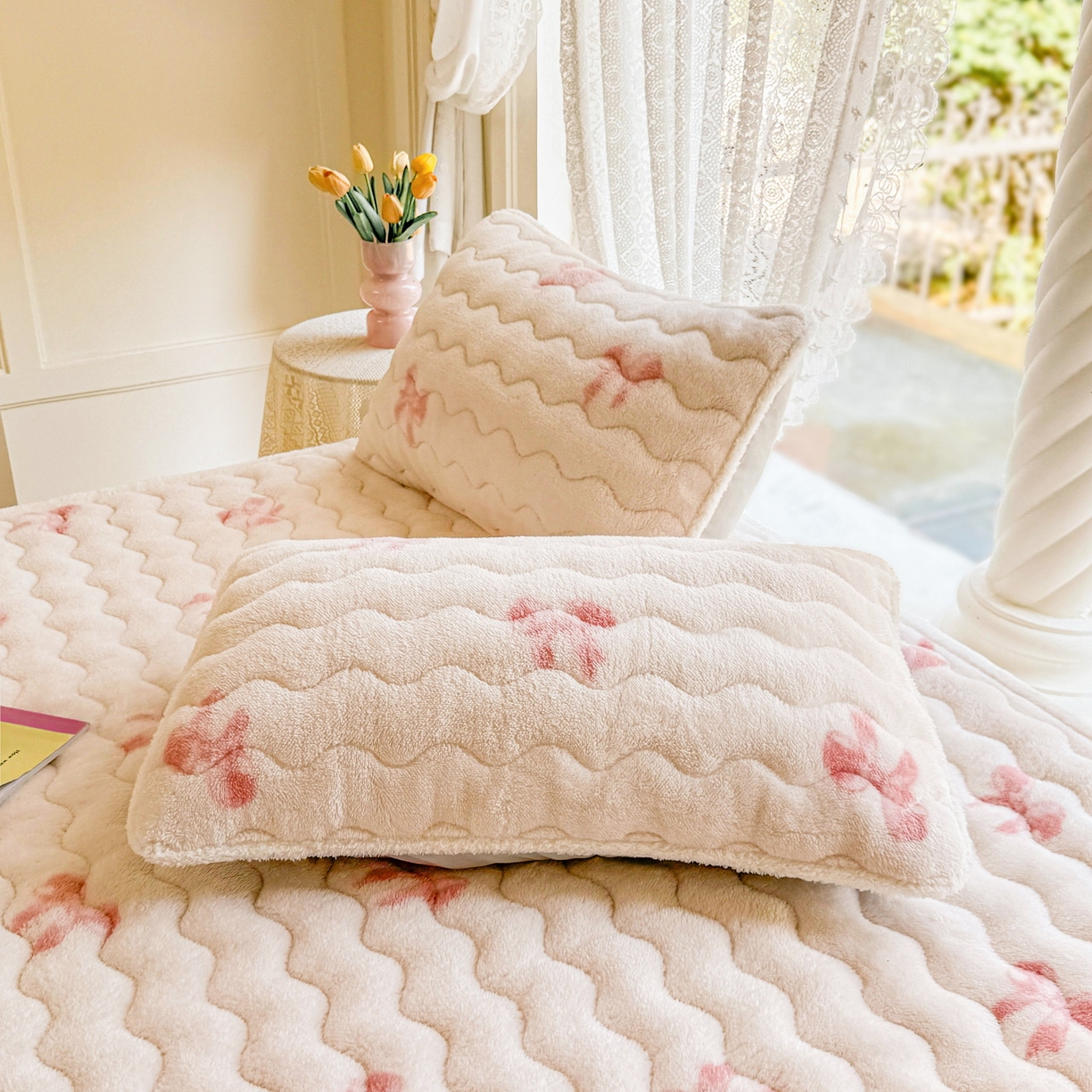 91家纺网 家纺一手货源 找家纺 LIFE.丽芙 2025秋冬新款A类北极绒保暖加厚夹棉枕套 蝶梦-粉