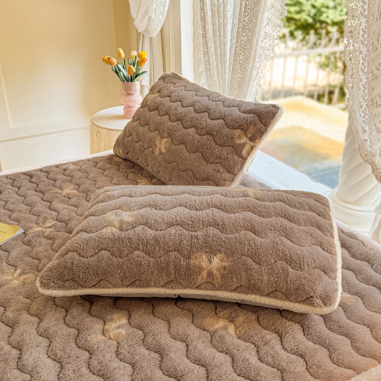 91家纺网 家纺一手货源 找家纺 LIFE.丽芙 2025秋冬新款A类北极绒保暖加厚夹棉枕套 蝶梦-棕