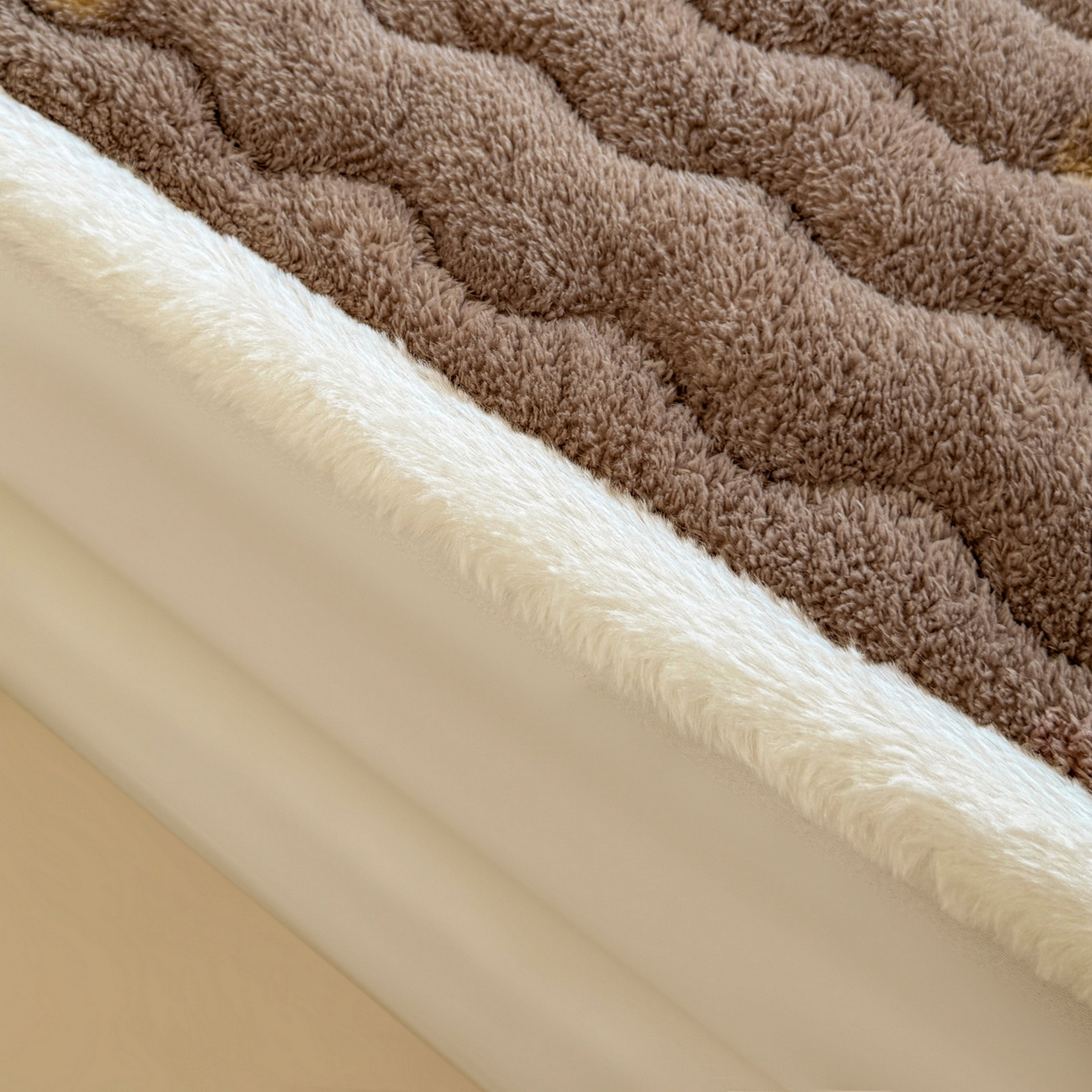 91家纺网 家纺一手货源 找家纺 LIFE.丽芙 2025秋冬新款A类北极绒保暖加厚夹棉枕套 蝶梦-棕