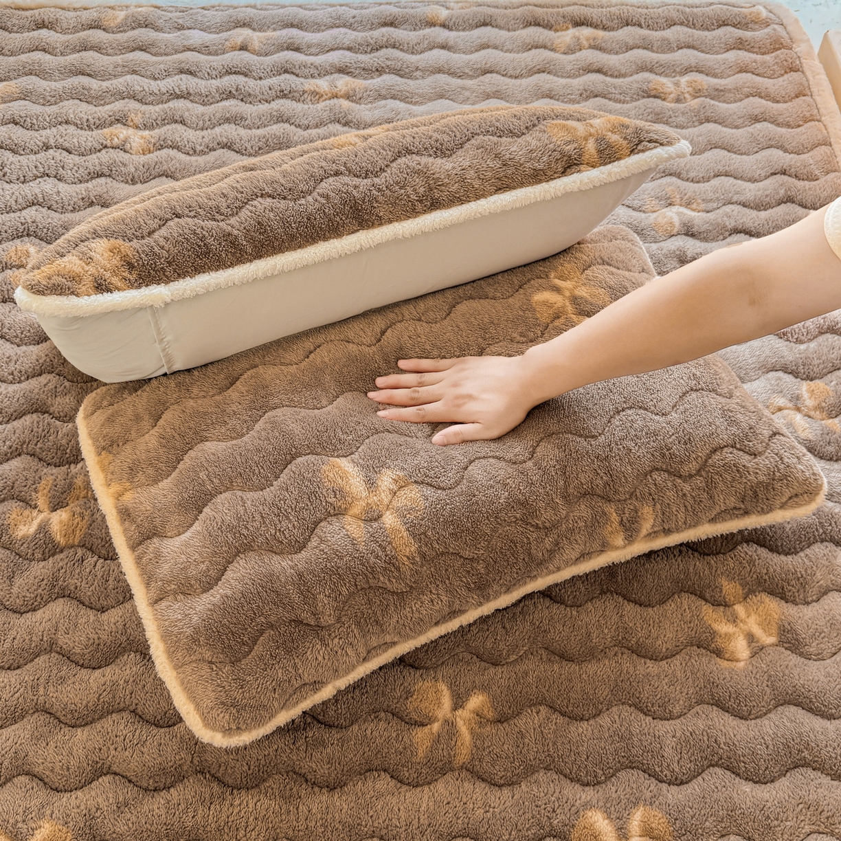 91家纺网 家纺一手货源 找家纺 LIFE.丽芙 2025秋冬新款A类北极绒保暖加厚夹棉枕套 蝶梦-棕