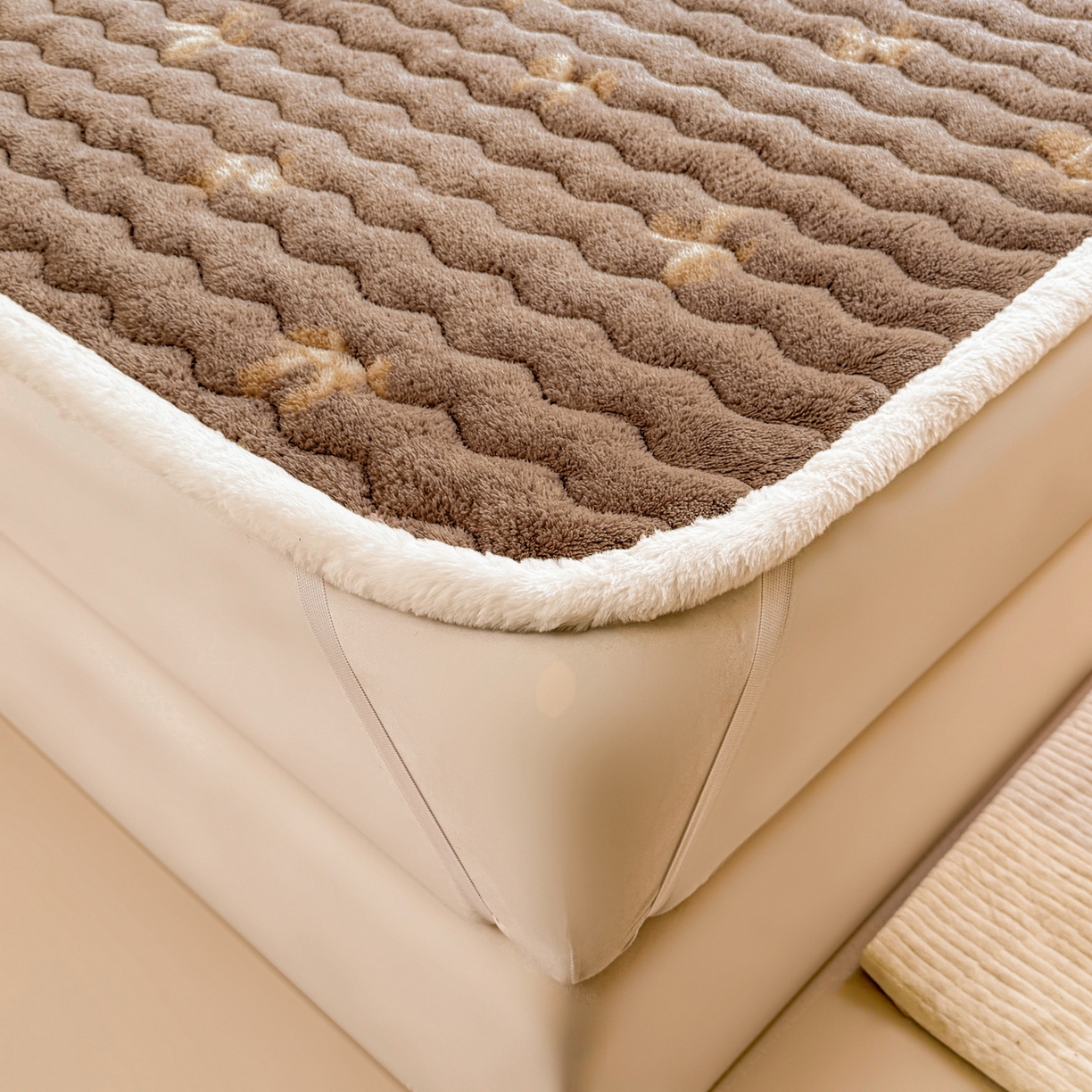 91家纺网 家纺一手货源 找家纺 LIFE.丽芙 2025秋冬新款A类北极绒保暖加厚夹棉枕套 蝶梦-棕