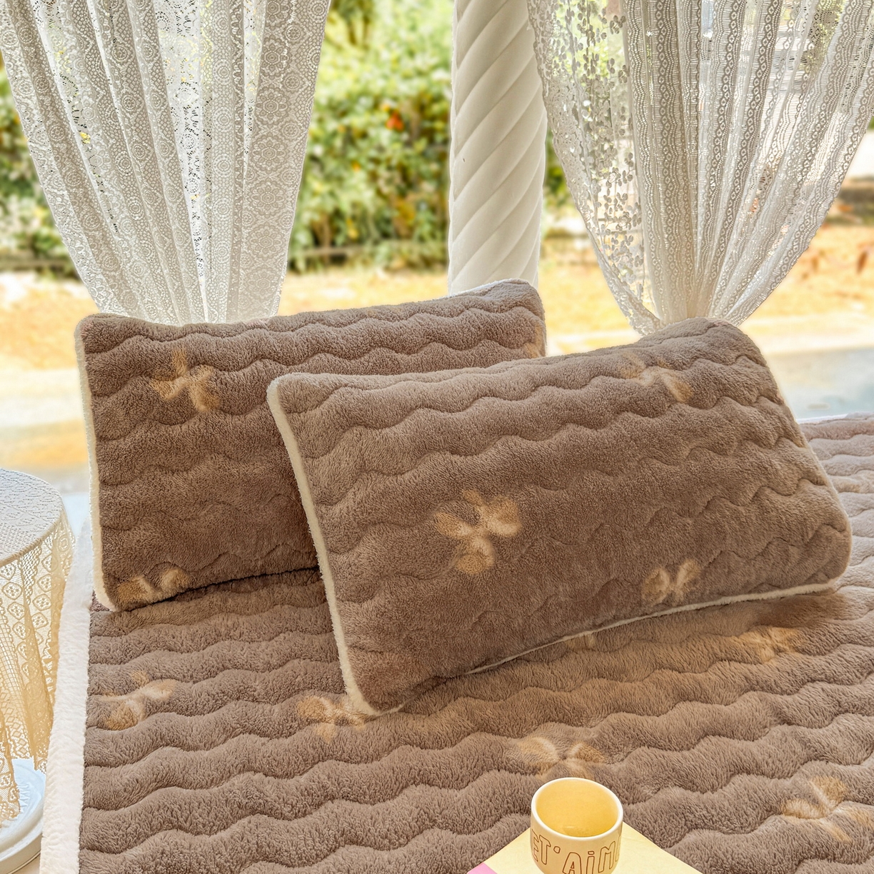 91家纺网 家纺一手货源 找家纺 LIFE.丽芙 2025秋冬新款A类北极绒保暖加厚夹棉枕套 蝶梦-棕