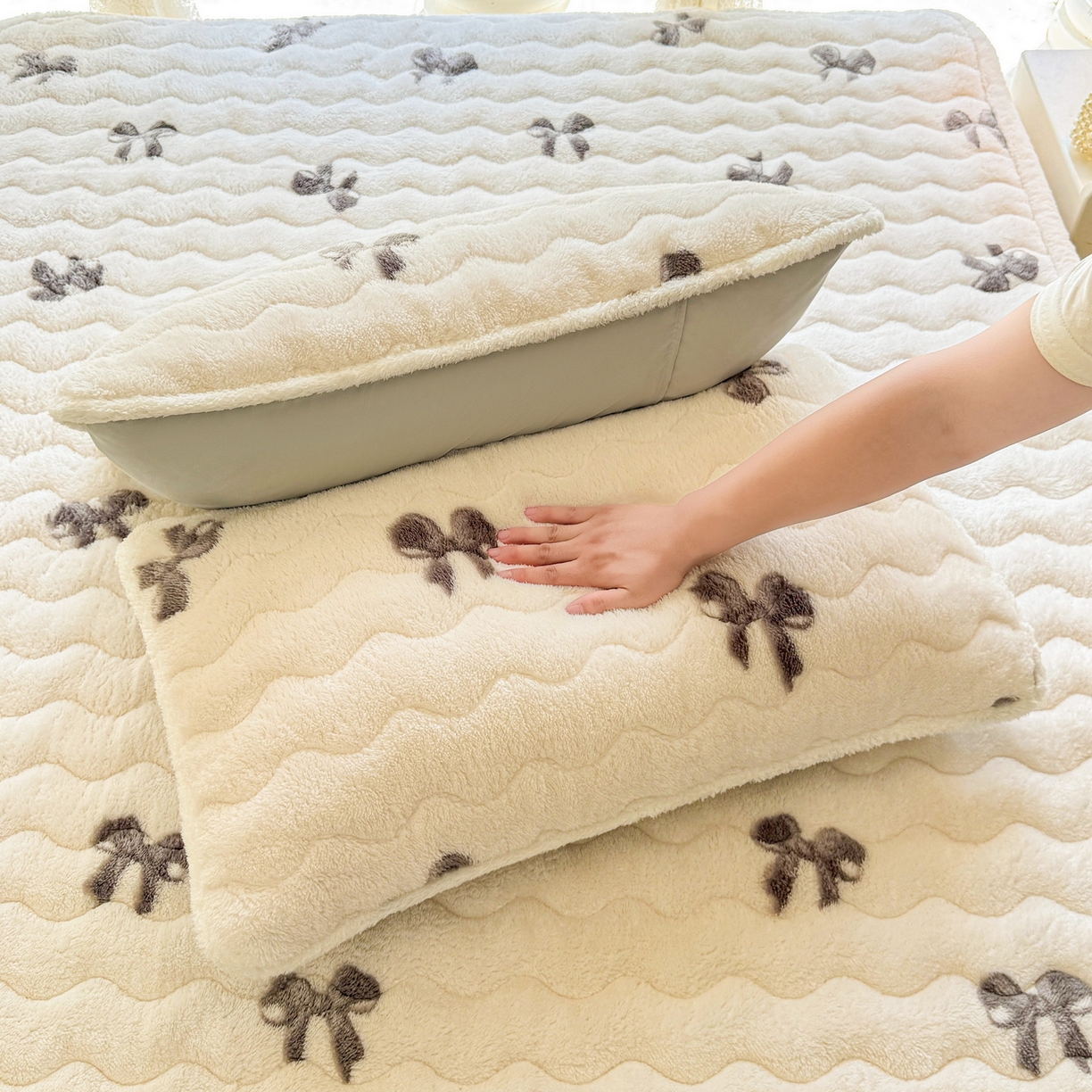 91家纺网 家纺一手货源 找家纺 LIFE.丽芙 2025秋冬新款A类北极绒保暖加厚夹棉枕套 蝶梦-黑