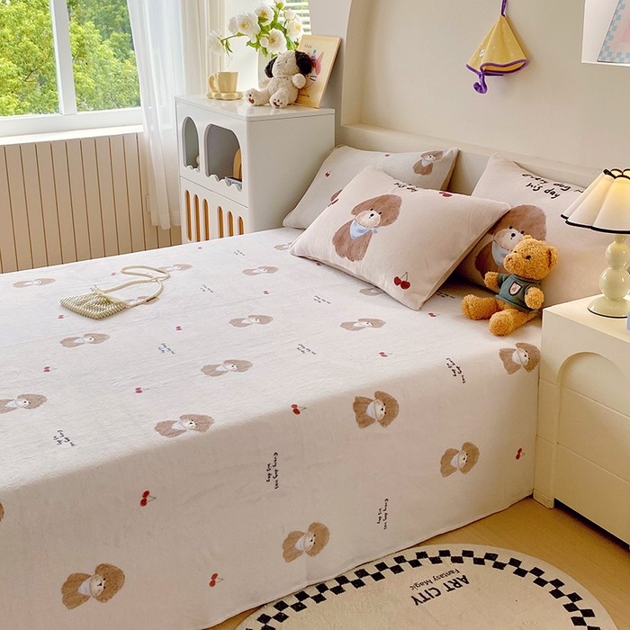 91家纺网 家纺一手货源 找家纺 葡萄家 2025年新款牛奶绒印花单床单萌系卡通床单款 比熊