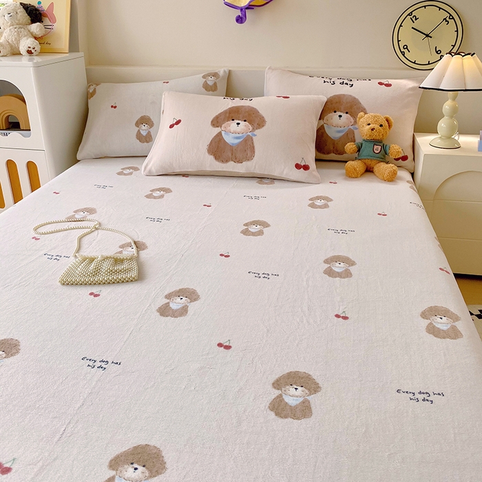 91家纺网 家纺一手货源 找家纺 葡萄家 2025年新款牛奶绒印花单床单萌系卡通床单款 比熊