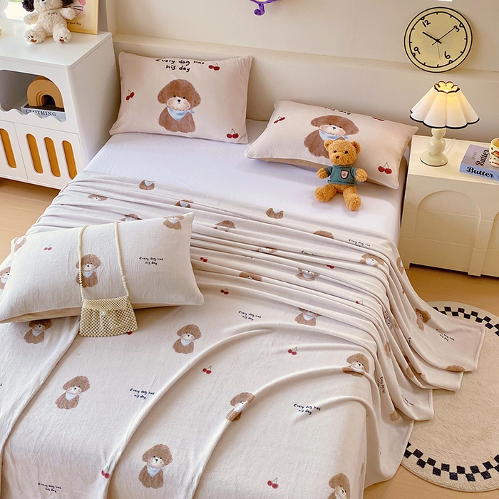 91家纺网 家纺一手货源 找家纺 葡萄家 2025年新款牛奶绒印花单床单萌系卡通床单款 比熊