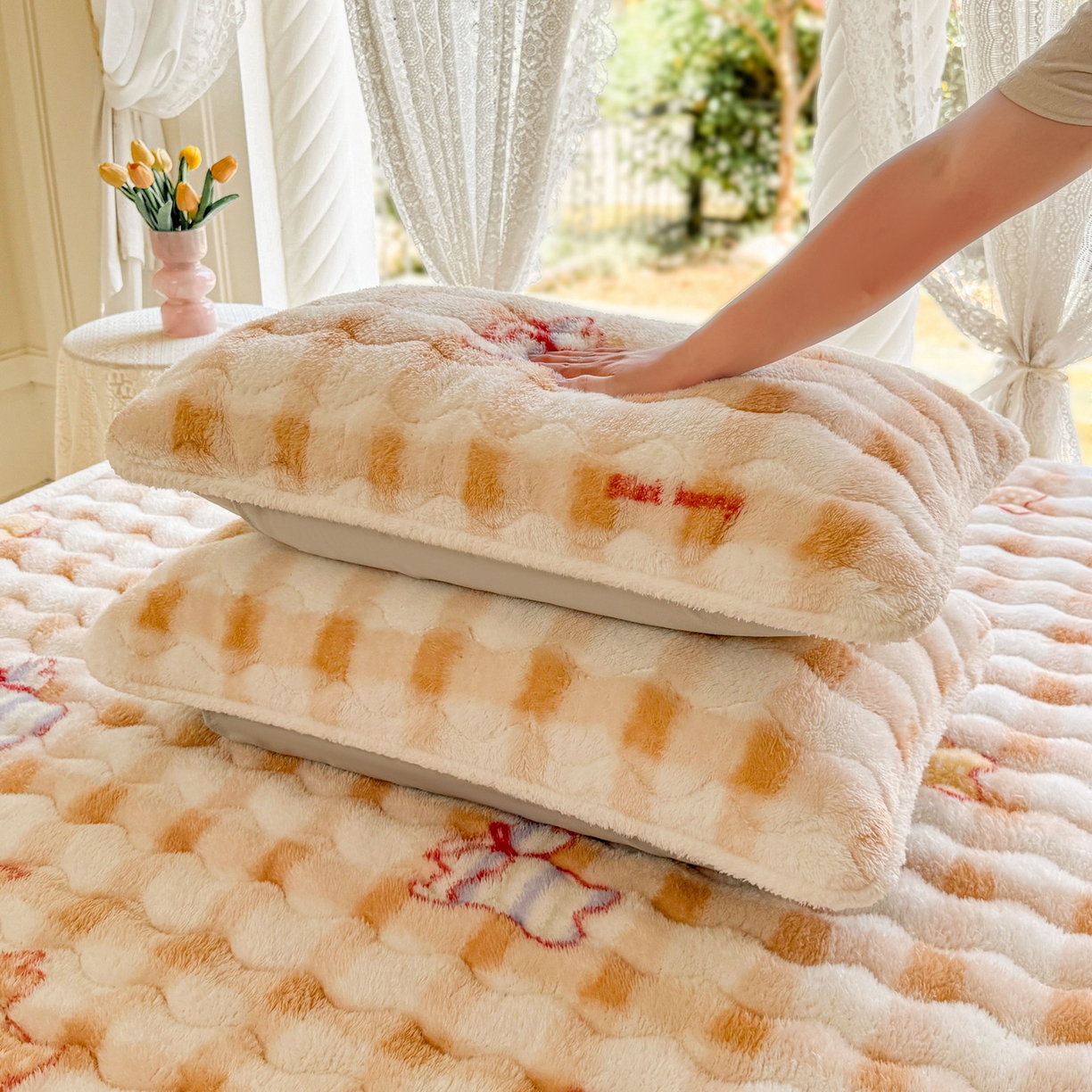 91家纺网 家纺一手货源 找家纺 LIFE.丽芙 2025秋冬新款A类北极绒保暖加厚夹棉枕套 意趣-咖