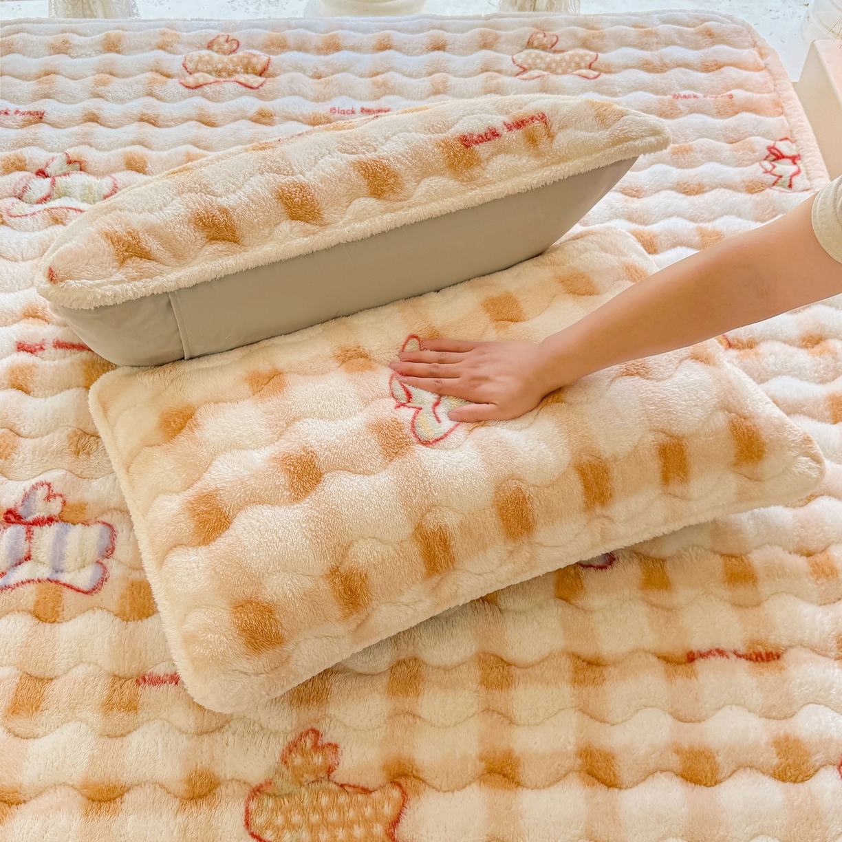 91家纺网 家纺一手货源 找家纺 LIFE.丽芙 2025秋冬新款A类北极绒保暖加厚夹棉枕套 意趣-咖