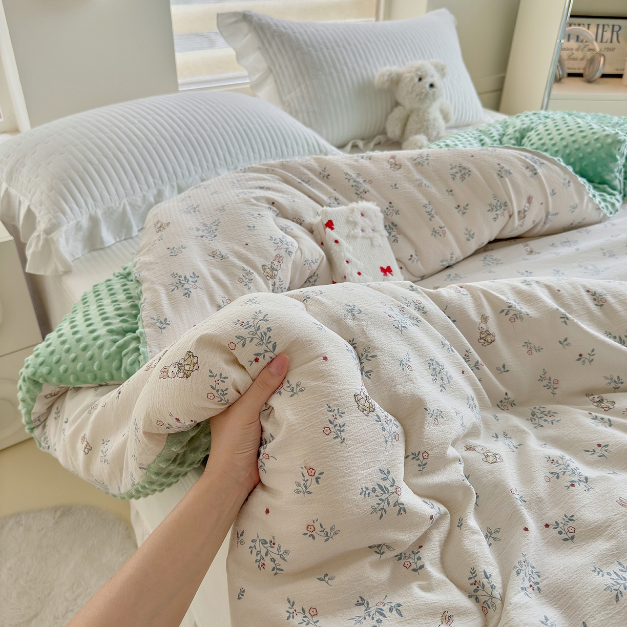 91家纺网 家纺一手货源 找家纺 梵克保罗 2025新款印花豆豆被子被芯 兔跃青丛