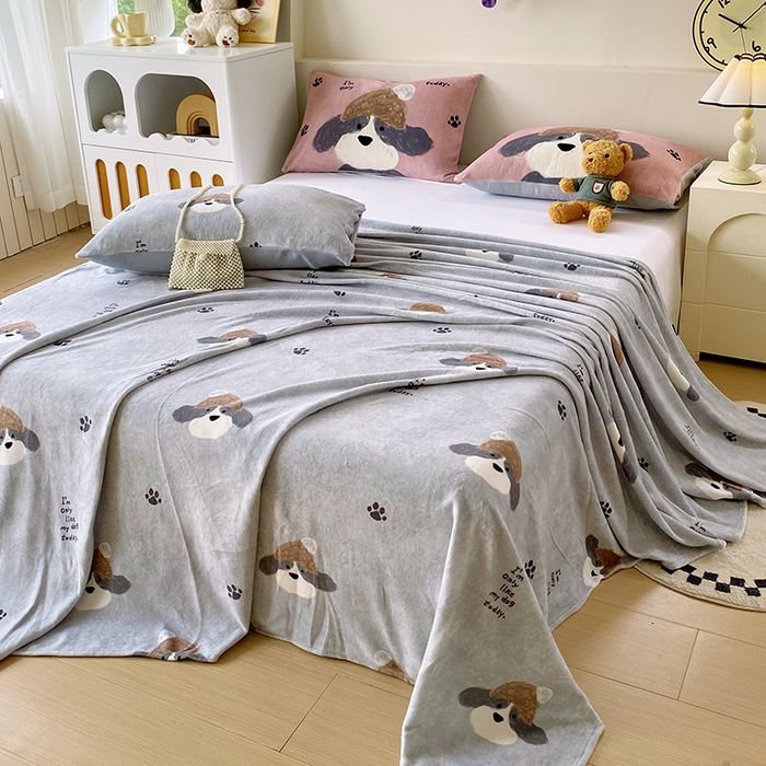 91家纺网 家纺一手货源 找家纺 葡萄家 2025年新款牛奶绒印花单床单萌系卡通床单款 冬日狗