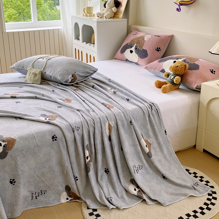 91家纺网 家纺一手货源 找家纺 葡萄家 2025年新款牛奶绒印花单床单萌系卡通床单款 冬日狗