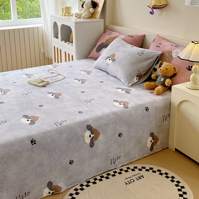 91家纺网 家纺一手货源 找家纺 葡萄家 2025年新款牛奶绒印花单床单萌系卡通床单款 冬日狗
