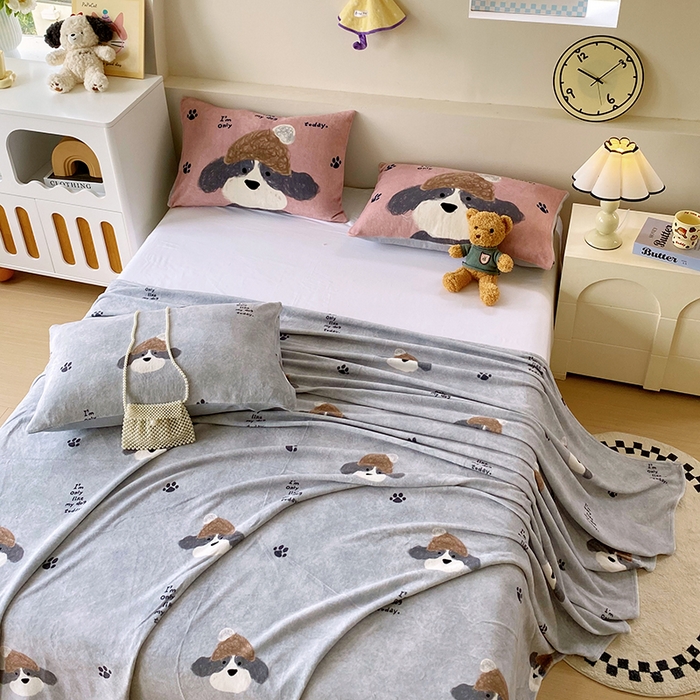 91家纺网 家纺一手货源 找家纺 葡萄家 2025年新款牛奶绒印花单床单萌系卡通床单款 冬日狗