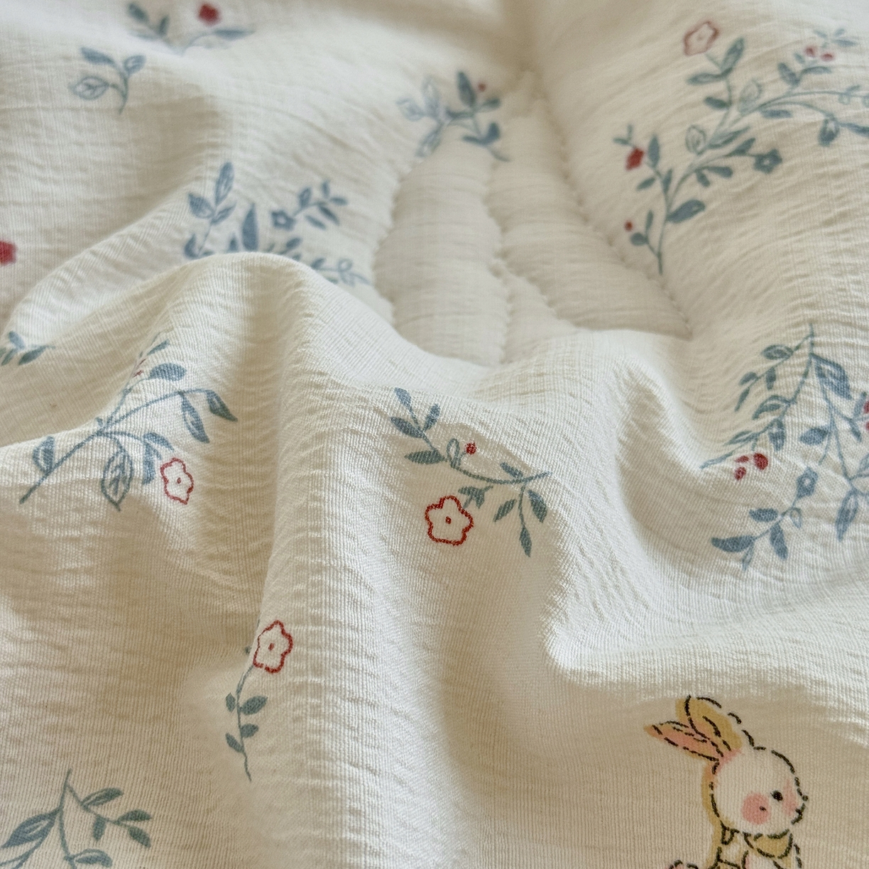 91家纺网 家纺一手货源 找家纺 梵克保罗 2025新款印花豆豆被子被芯 兔跃青丛