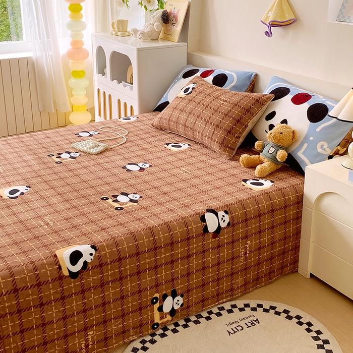 91家纺网 家纺一手货源 找家纺 葡萄家 2025年新款牛奶绒印花单床单萌系卡通床单款 滑板熊猫