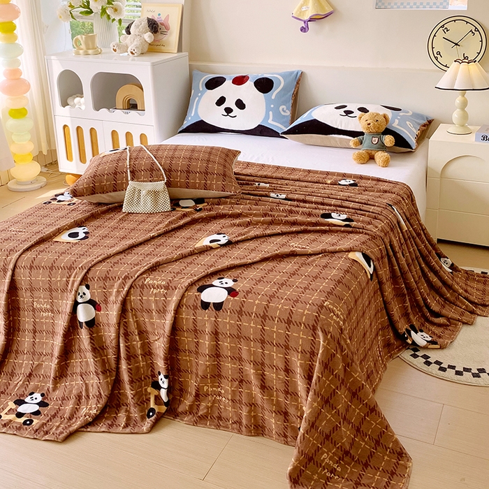 91家纺网 家纺一手货源 找家纺 葡萄家 2025年新款牛奶绒印花单床单萌系卡通床单款 滑板熊猫