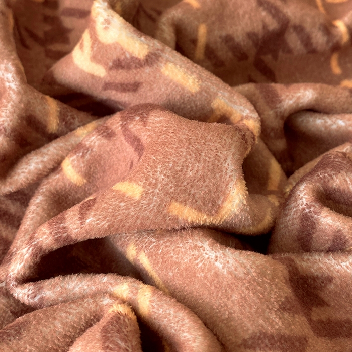 91家纺网 家纺一手货源 找家纺 葡萄家 2025年新款牛奶绒印花单床单萌系卡通床单款 滑板熊猫