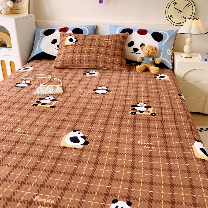 91家纺网 家纺一手货源 找家纺 葡萄家 2025年新款牛奶绒印花单床单萌系卡通床单款 滑板熊猫