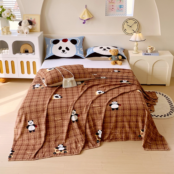 91家纺网 家纺一手货源 找家纺 葡萄家 2025年新款牛奶绒印花单床单萌系卡通床单款 滑板熊猫