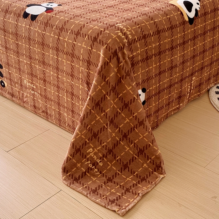 91家纺网 家纺一手货源 找家纺 葡萄家 2025年新款牛奶绒印花单床单萌系卡通床单款 滑板熊猫