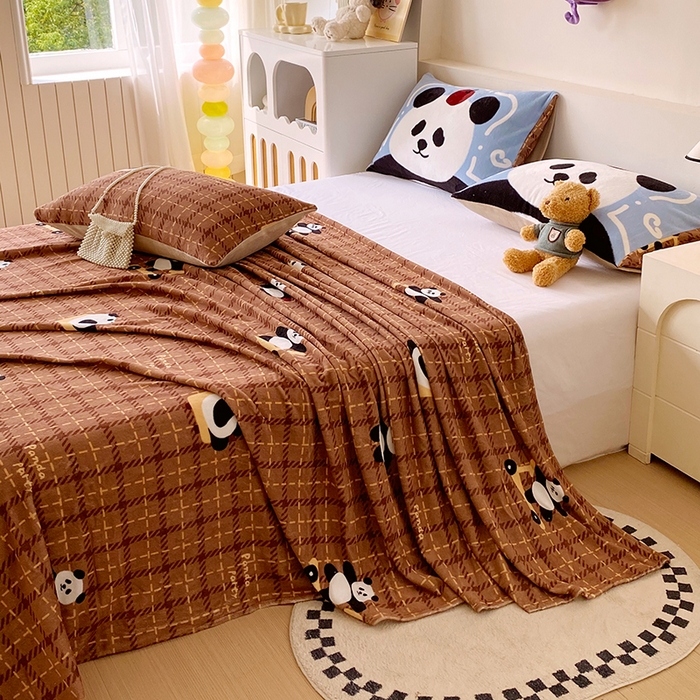 91家纺网 家纺一手货源 找家纺 葡萄家 2025年新款牛奶绒印花单床单萌系卡通床单款 滑板熊猫