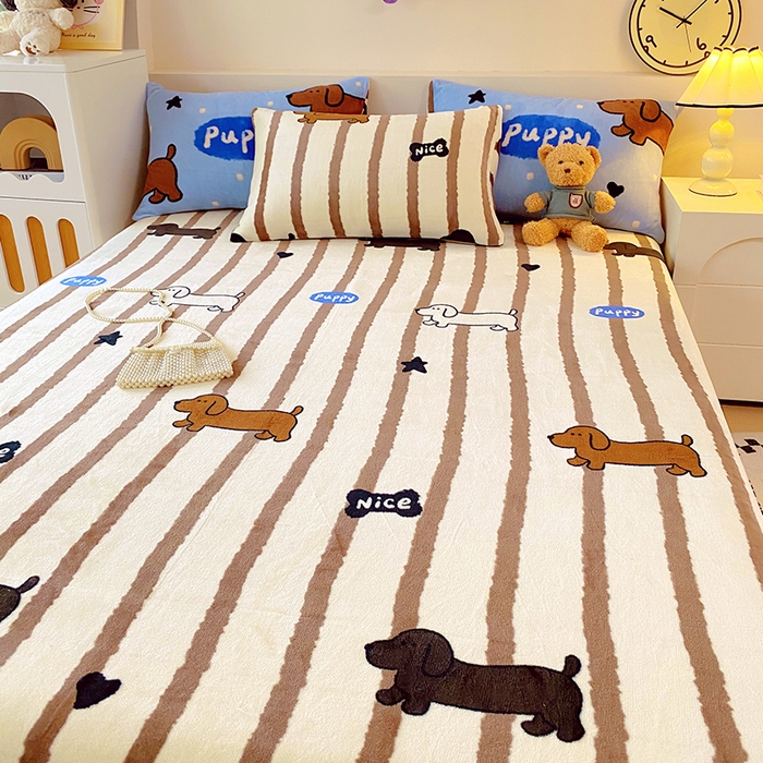 91家纺网 家纺一手货源 找家纺 葡萄家 2025年新款牛奶绒印花单床单萌系卡通床单款 腊肠狗