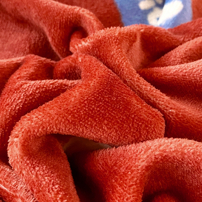 91家纺网 家纺一手货源 找家纺 葡萄家 2025年新款牛奶绒印花单床单萌系卡通床单款 猫千金红