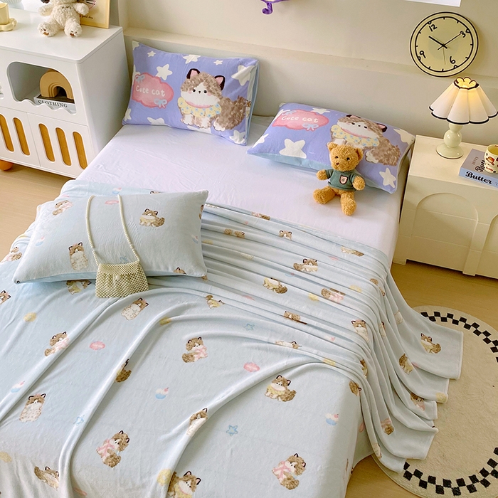 91家纺网 家纺一手货源 找家纺 葡萄家 2025年新款牛奶绒印花单床单萌系卡通床单款 软萌猫蓝