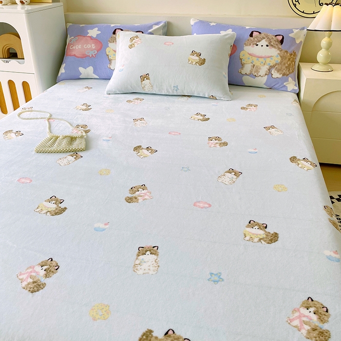 91家纺网 家纺一手货源 找家纺 葡萄家 2025年新款牛奶绒印花单床单萌系卡通床单款 软萌猫蓝