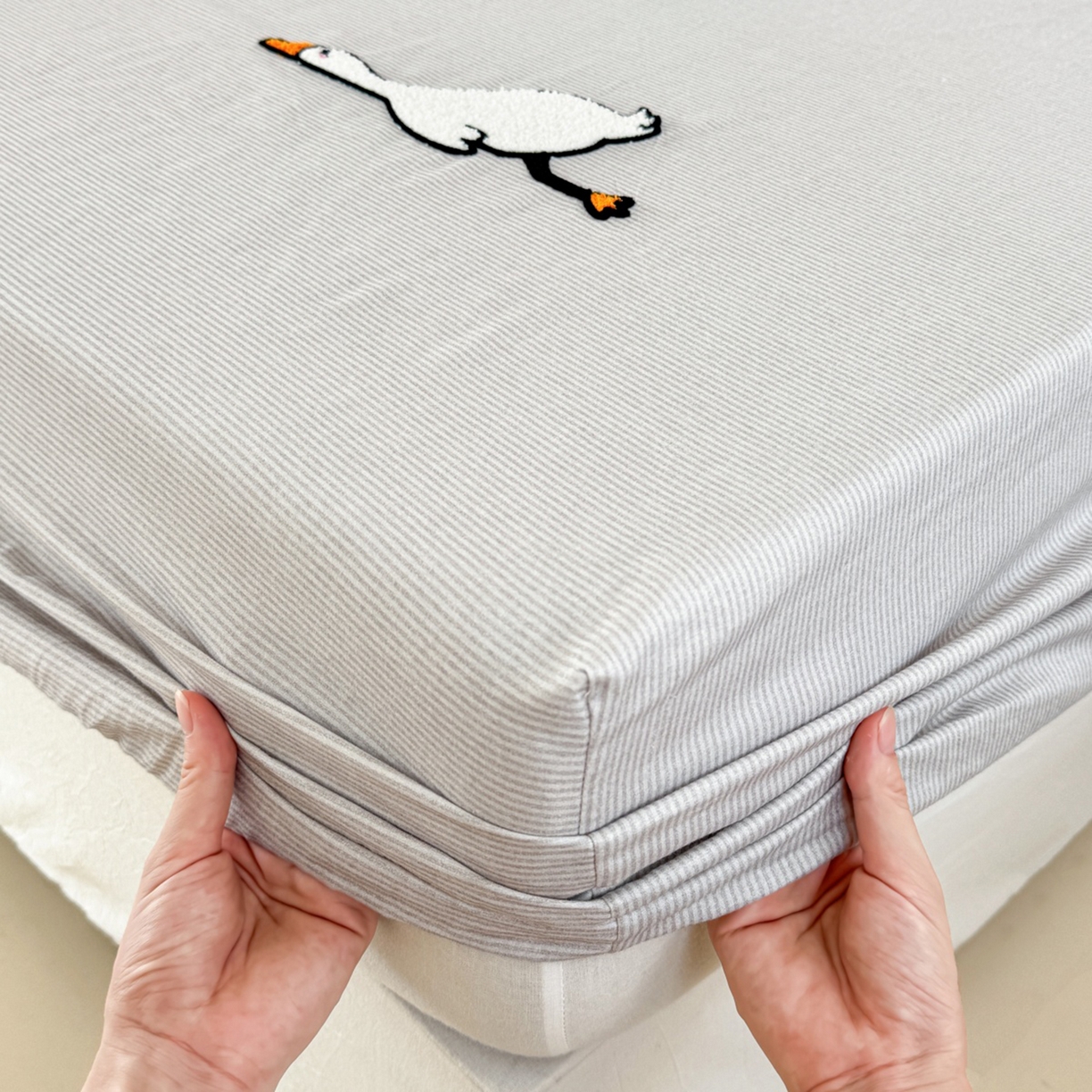 91家纺网 家纺一手货源 找家纺 法芙娜家纺 2025新款全精梳全棉磨毛床笠-躺平鹅 躺平鹅-灰