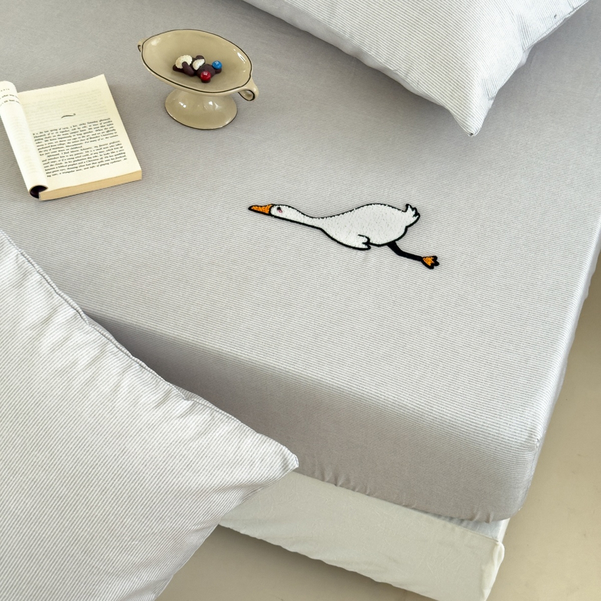 91家纺网 家纺一手货源 找家纺 法芙娜家纺 2025新款全精梳全棉磨毛床笠-躺平鹅 躺平鹅-灰