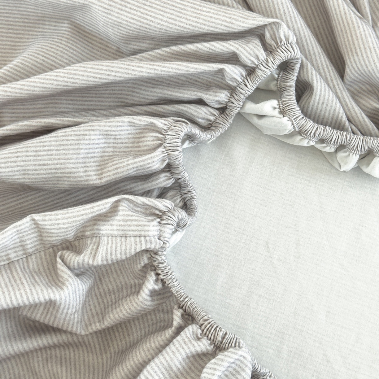 91家纺网 家纺一手货源 找家纺 法芙娜家纺 2025新款全精梳全棉磨毛床笠-躺平鹅 躺平鹅-灰