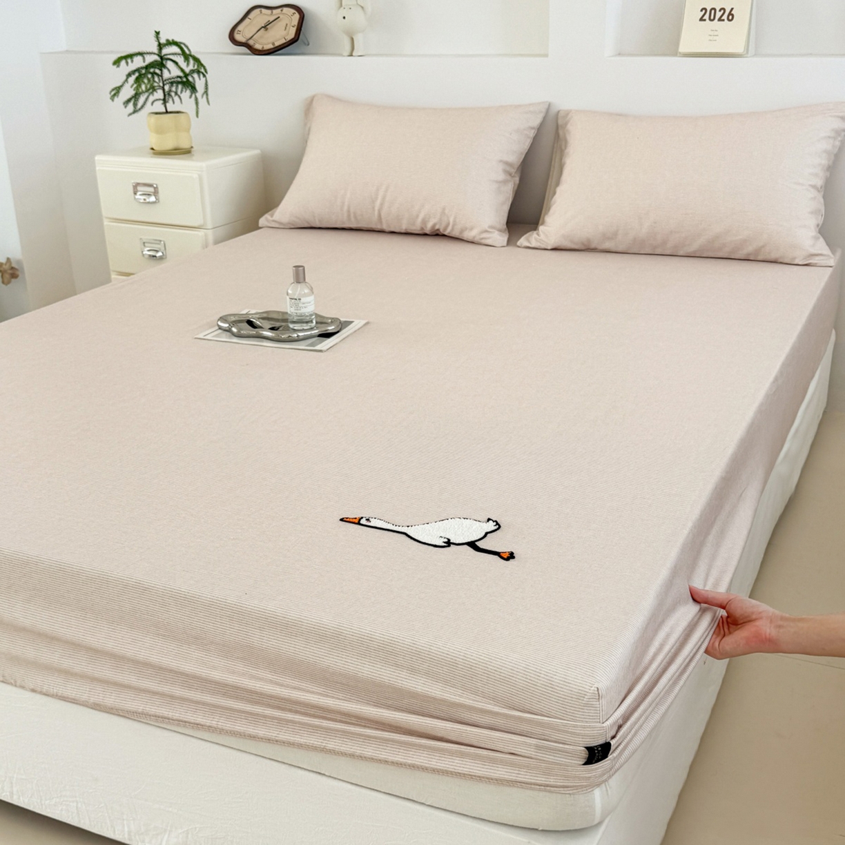 91家纺网 家纺一手货源 找家纺 法芙娜家纺 2025新款全精梳全棉磨毛床笠-躺平鹅 躺平鹅-米