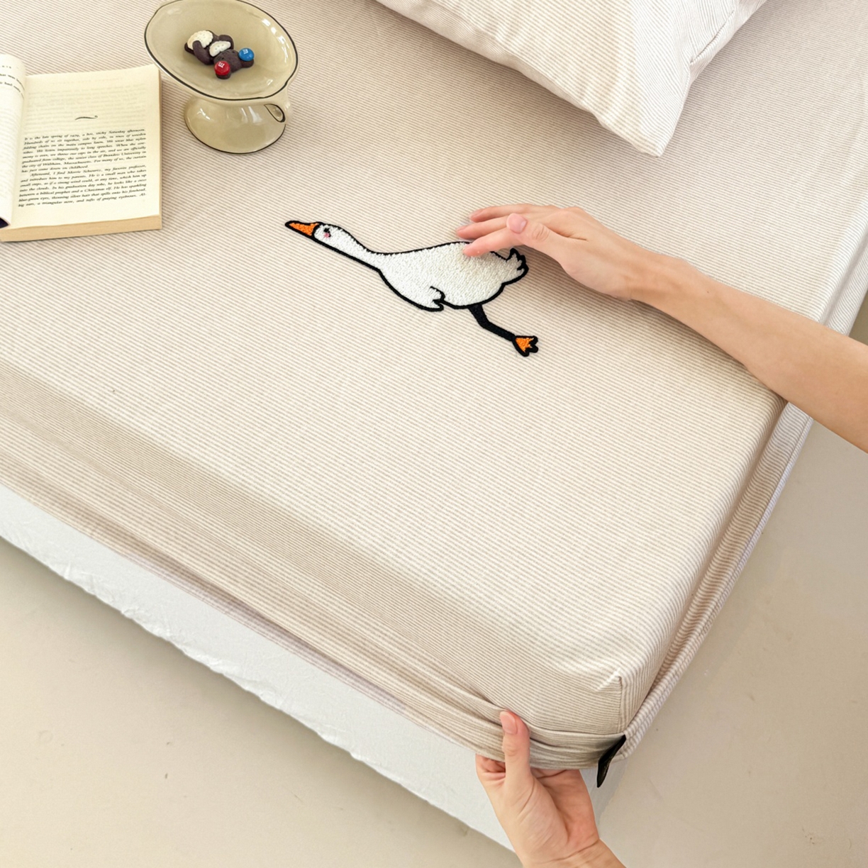 91家纺网 家纺一手货源 找家纺 法芙娜家纺 2025新款全精梳全棉磨毛床笠-躺平鹅 躺平鹅-米