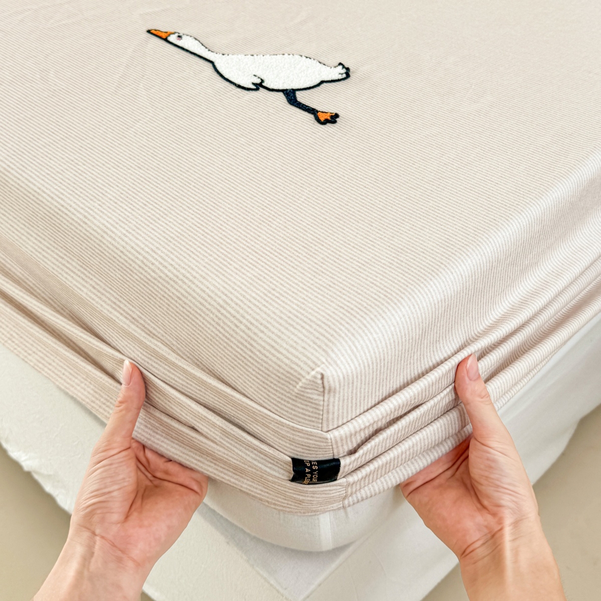 91家纺网 家纺一手货源 找家纺 法芙娜家纺 2025新款全精梳全棉磨毛床笠-躺平鹅 躺平鹅-米