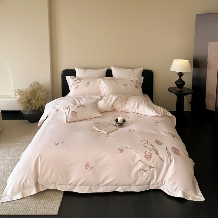 91家纺网 家纺一手货源 找家纺 MIU缪家居 2025新款100支全棉纯棉刺绣四件套-虞美人（券后控价318） 虞美人-晨雾粉