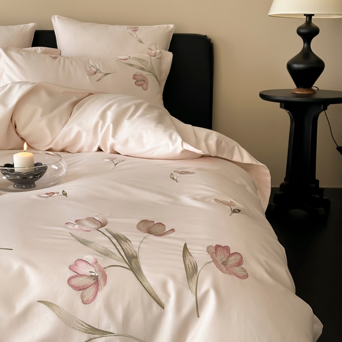 91家纺网 家纺一手货源 找家纺 MIU缪家居 2025新款100支全棉纯棉刺绣四件套-虞美人（券后控价318） 虞美人-晨雾粉