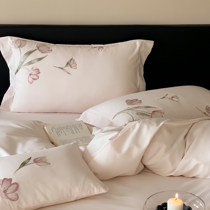 91家纺网 家纺一手货源 找家纺 MIU缪家居 2025新款100支全棉纯棉刺绣四件套-虞美人（券后控价318） 虞美人-晨雾粉