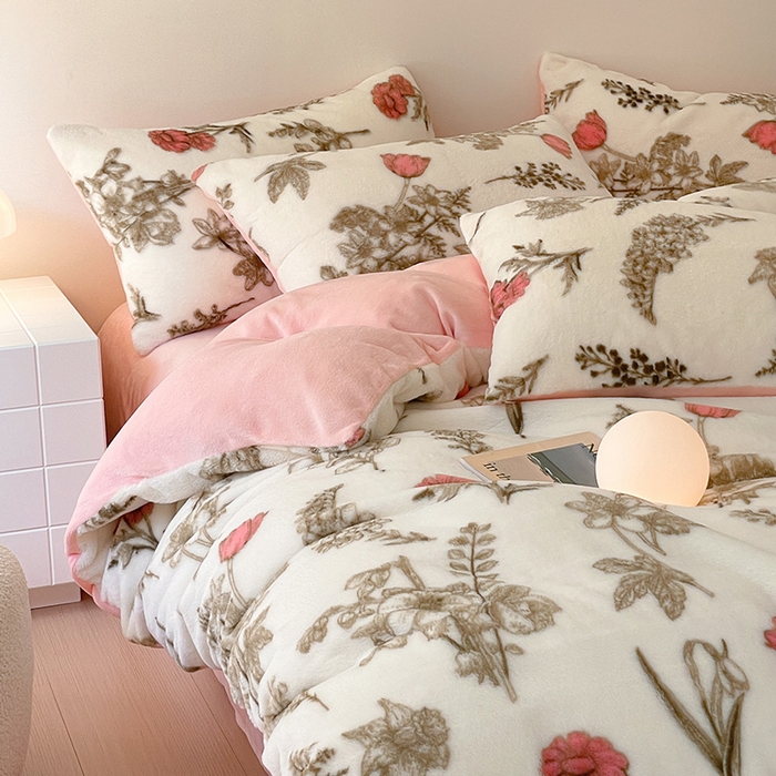 91家纺网 家纺一手货源 找家纺 安哆啦家纺 2025新款高克重兔毛绒印花牛奶绒四件套 彼岸花开