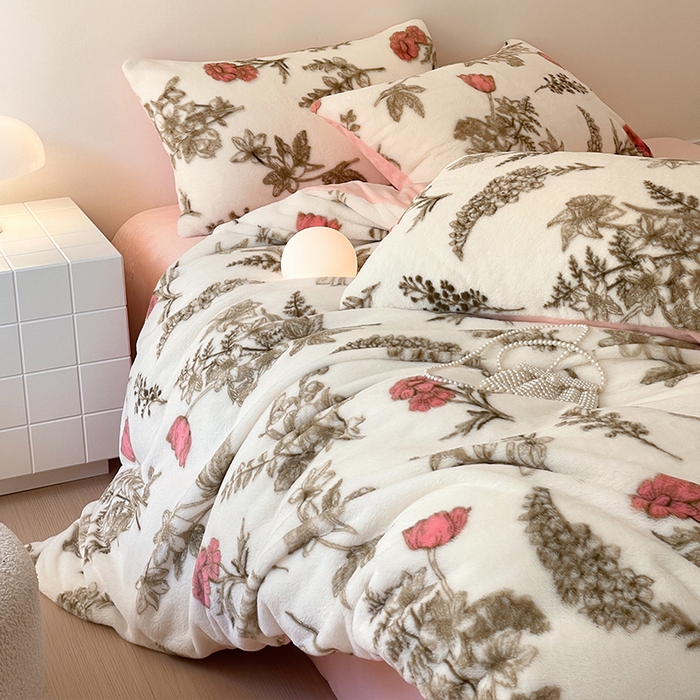 91家纺网 家纺一手货源 找家纺 安哆啦家纺 2025新款高克重兔毛绒印花牛奶绒四件套 彼岸花开