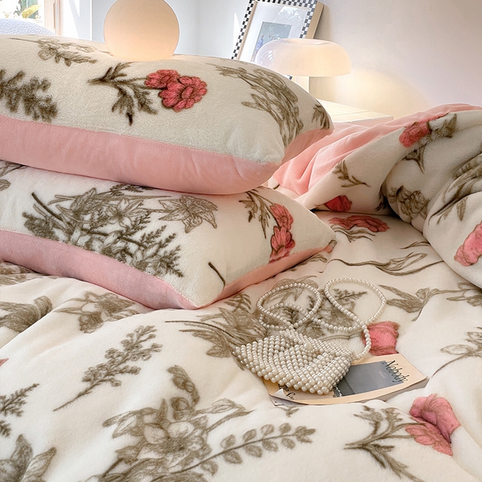 91家纺网 家纺一手货源 找家纺 安哆啦家纺 2025新款高克重兔毛绒印花牛奶绒四件套 彼岸花开