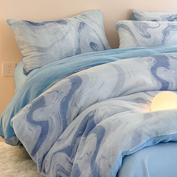 91家纺网 家纺一手货源 找家纺 安哆啦家纺 2025新款高克重兔毛绒印花牛奶绒四件套 波澜