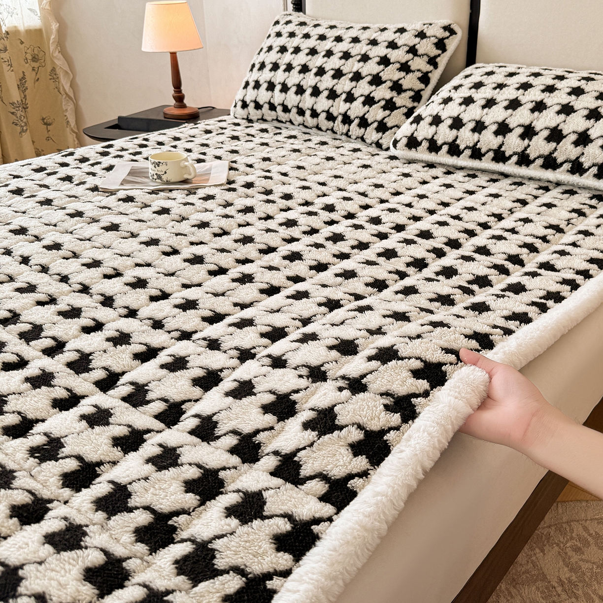 91家纺网 家纺一手货源 找家纺 （总）LIFE.丽芙 2025秋冬新款色纱提花舒棉绒加厚夹棉床垫床护垫单件简约床褥床垫子三件套