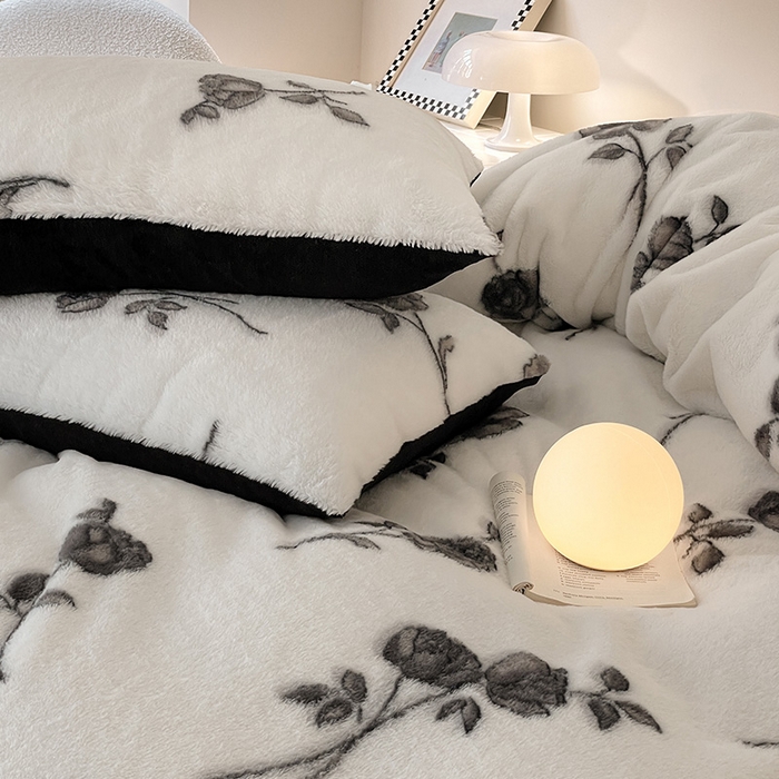 91家纺网 家纺一手货源 找家纺 安哆啦家纺 2025新款高克重兔毛绒印花牛奶绒四件套 黑玫瑰