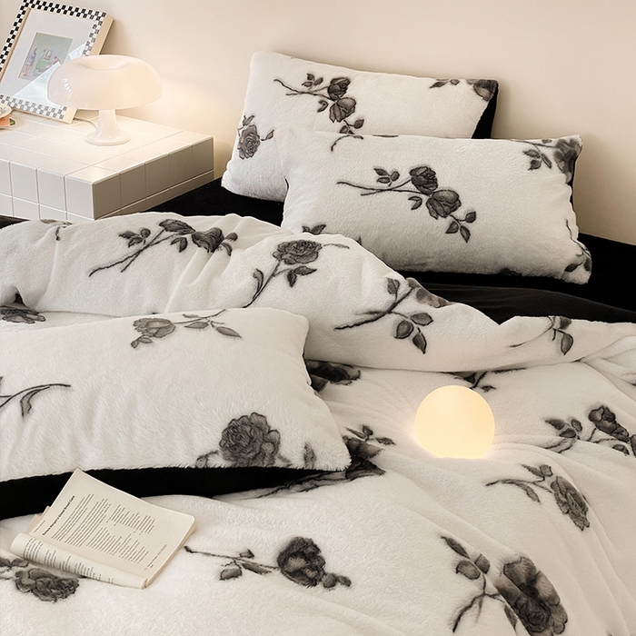 91家纺网 家纺一手货源 找家纺 安哆啦家纺 2025新款高克重兔毛绒印花牛奶绒四件套 黑玫瑰