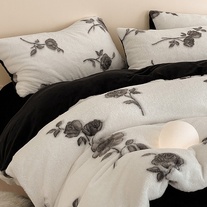 91家纺网 家纺一手货源 找家纺 安哆啦家纺 2025新款高克重兔毛绒印花牛奶绒四件套 黑玫瑰