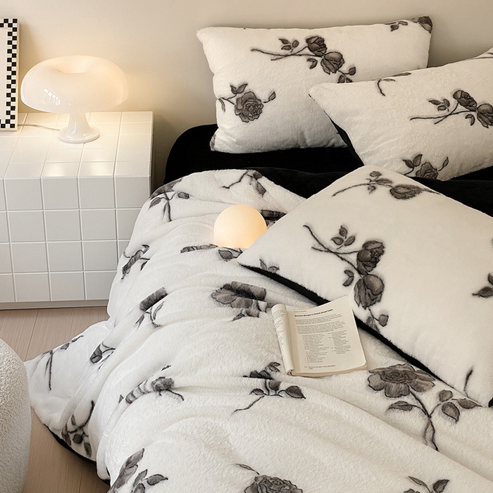 91家纺网 家纺一手货源 找家纺 安哆啦家纺 2025新款高克重兔毛绒印花牛奶绒四件套 黑玫瑰